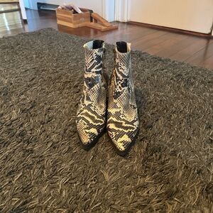 Blondo Waterproof Black and White Healed Boots sz 9